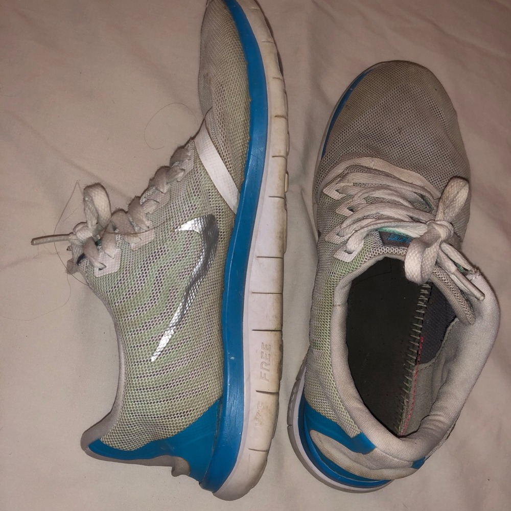 Nike women’s tennis shoes